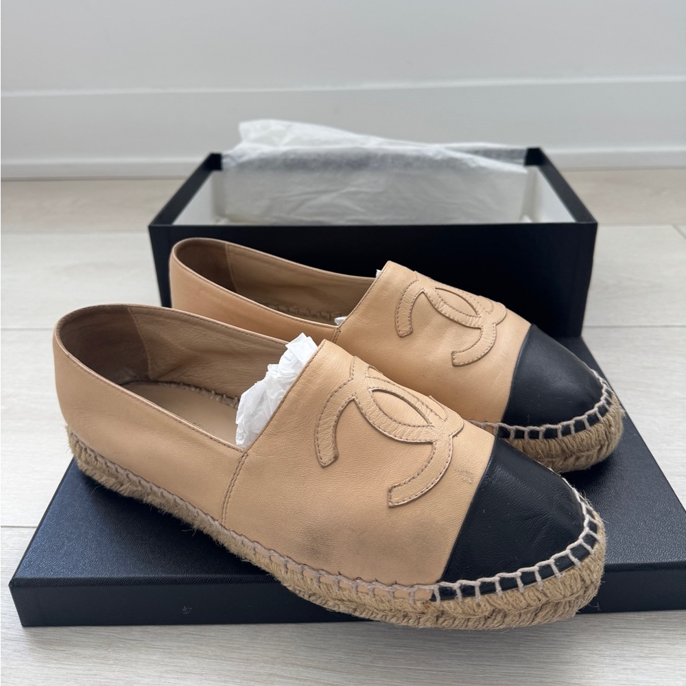 CHANEL Women's Beige and Black Espadrilles - Picture 3 of 5